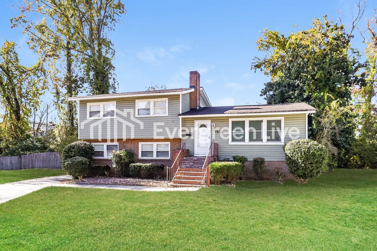 1639 Vancouver Dr - Photo 3 of 16