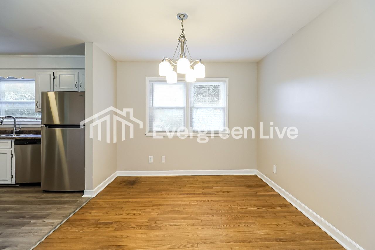 1639 Vancouver Dr - Photo 5 of 16