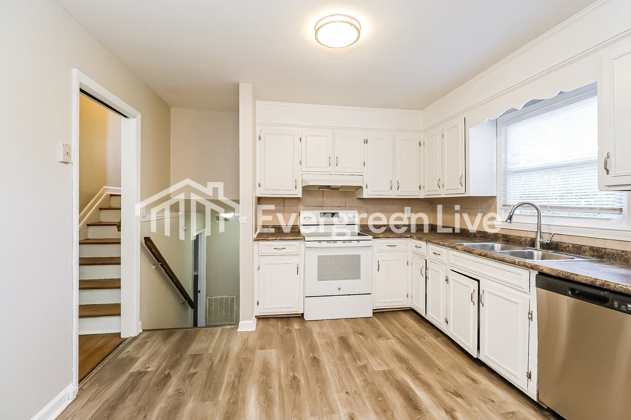 1639 Vancouver Dr - Photo 6 of 16