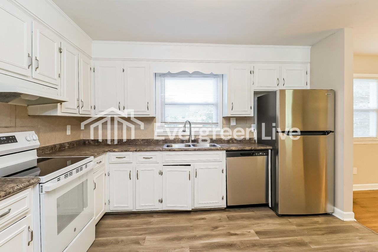 1639 Vancouver Dr - Photo 7 of 16