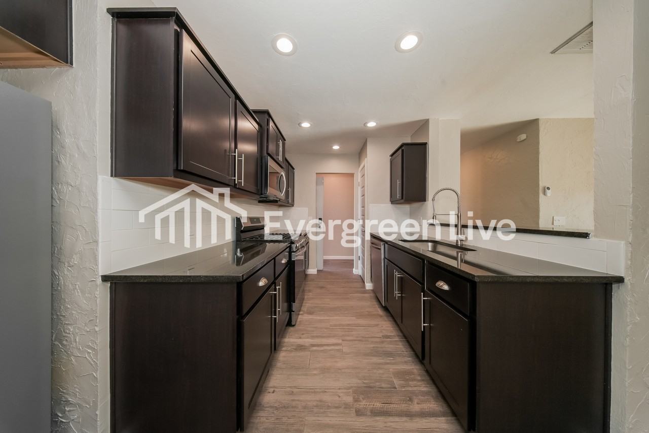 8512 Nw 86th St - Photo 7 of 16