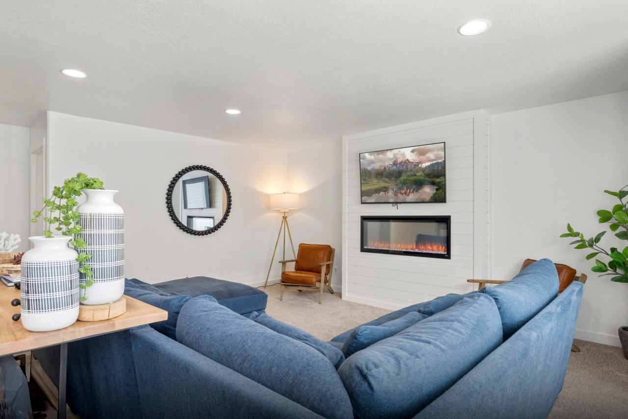 569 N Richland Valley St #1249870P - Photo 2 of 24