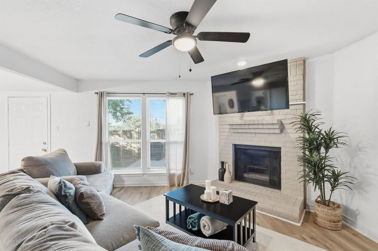 2162 E Arkansas Ln #1346354P - Photo 2 of 35