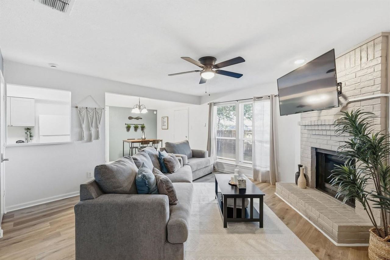 2162 E Arkansas Ln #1346354P - Photo 3 of 35