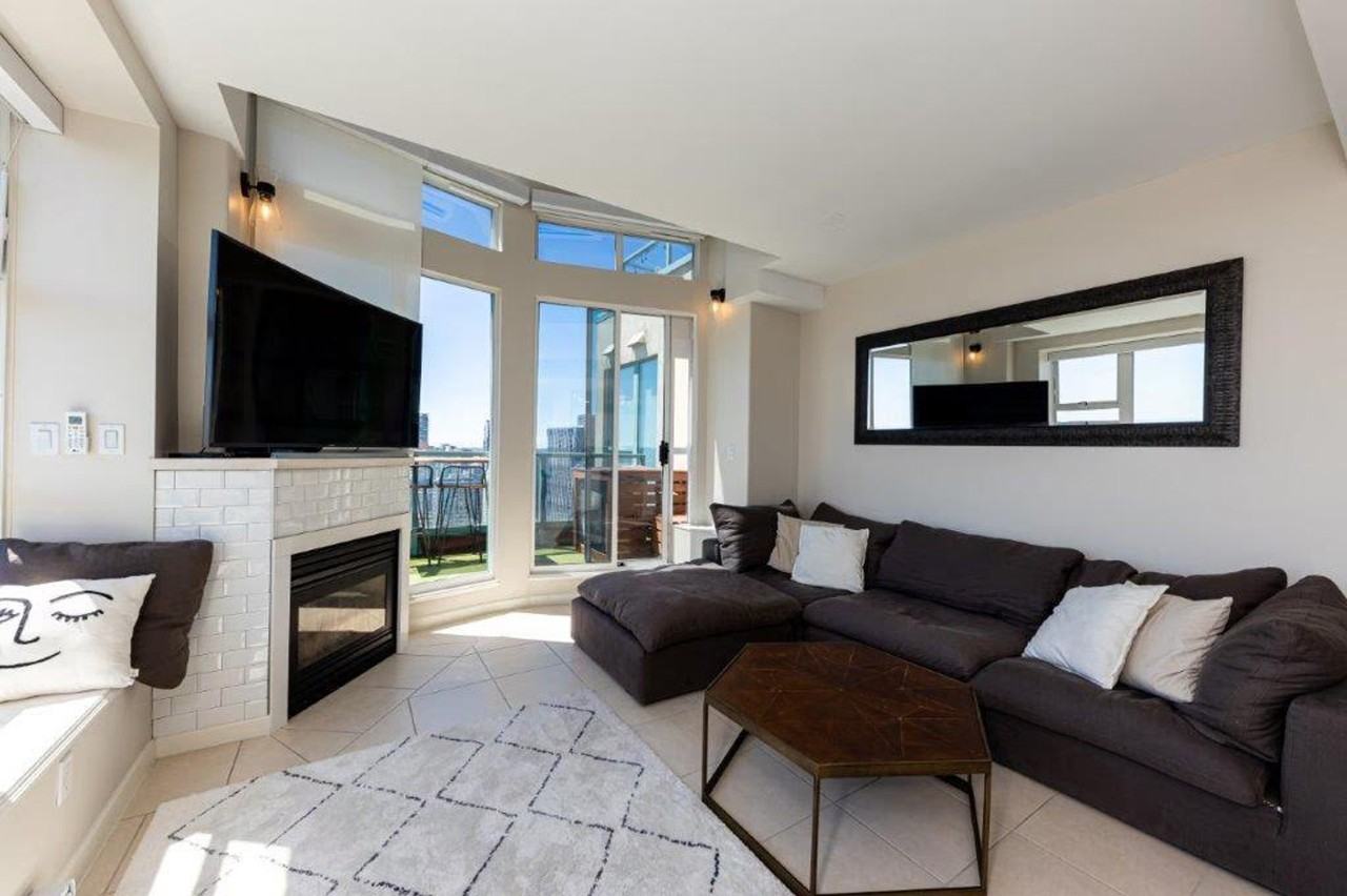 909 Mainland St #1345513P - Photo 4 of 30