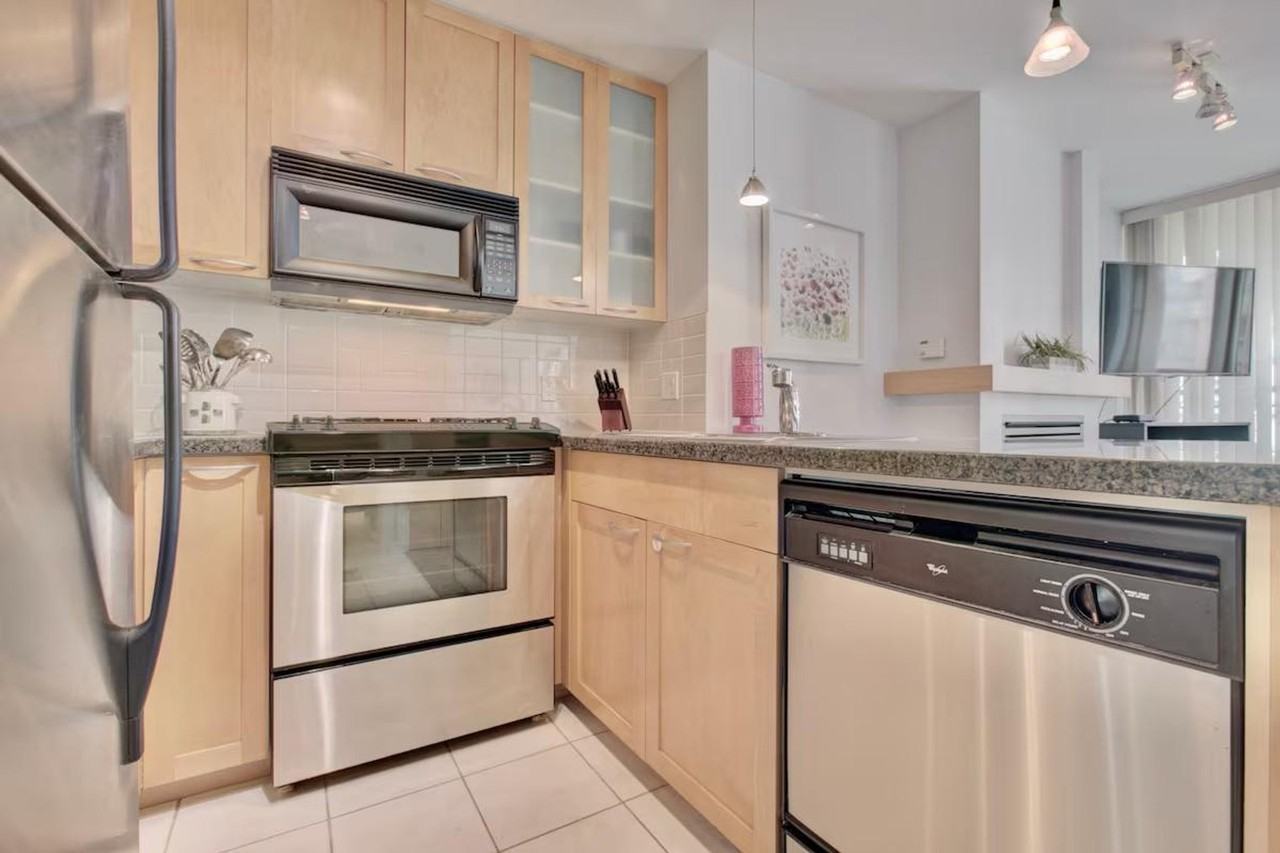 1070 Richards St #1345529P - Photo 2 of 49