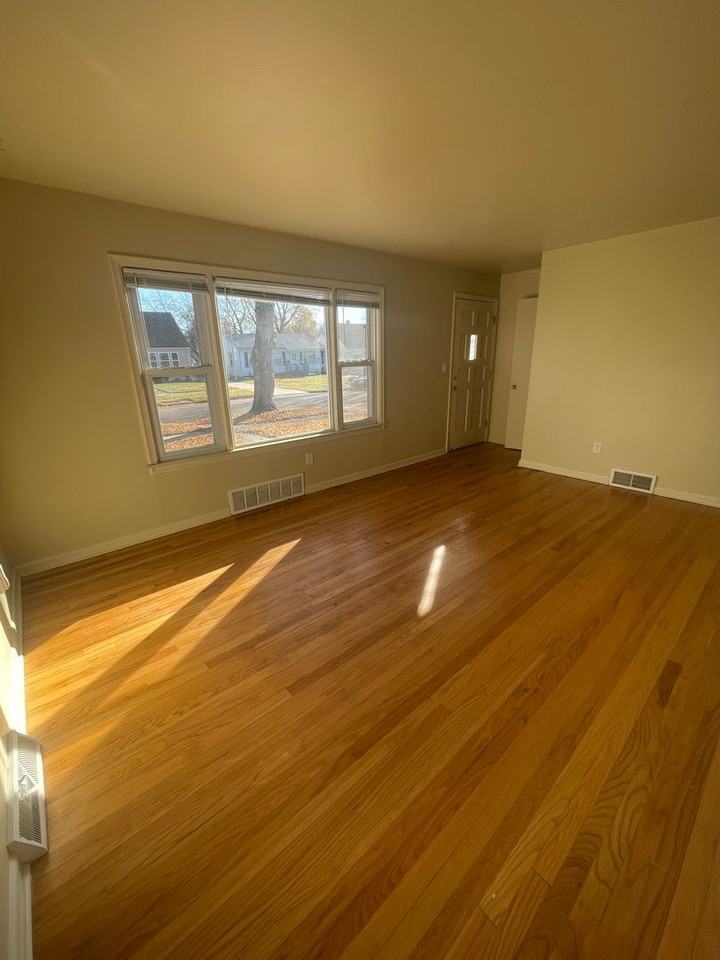 1070 Lester Avenue - Photo 3 of 31