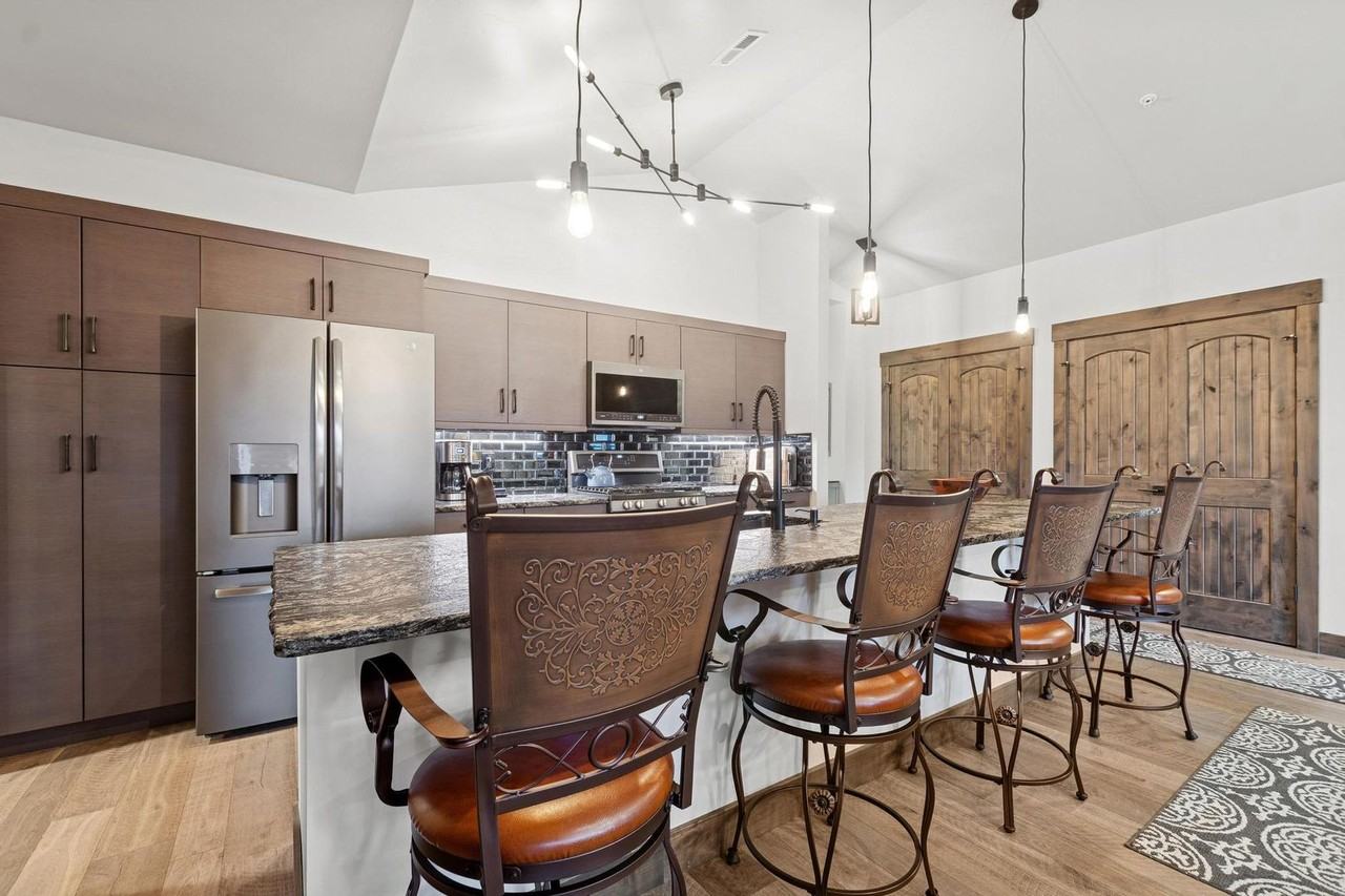 6207 Davos Ln - Photo 3 of 41