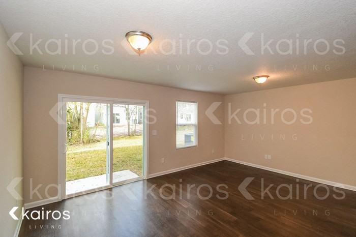 1336 Lake Shore Blvd - Photo 4 of 17