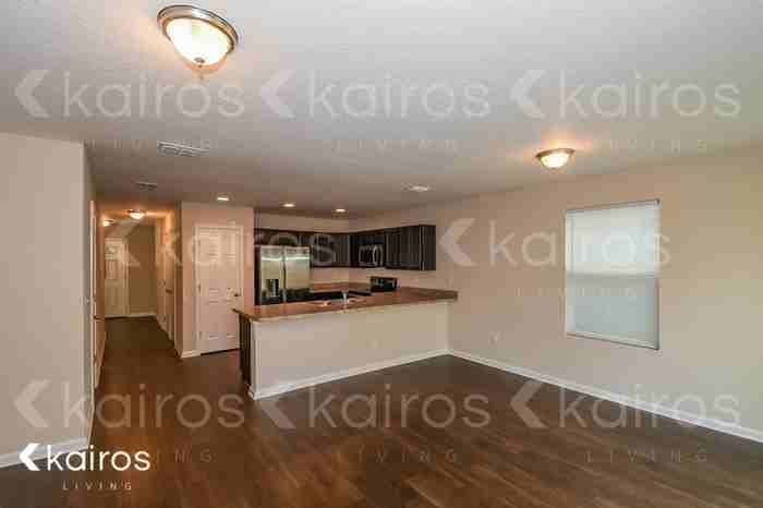 1336 Lake Shore Blvd - Photo 5 of 17