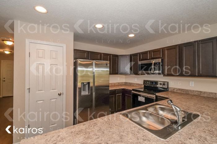 1336 Lake Shore Blvd - Photo 6 of 17