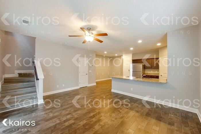 601 Ferguson Ln - Photo 4 of 23