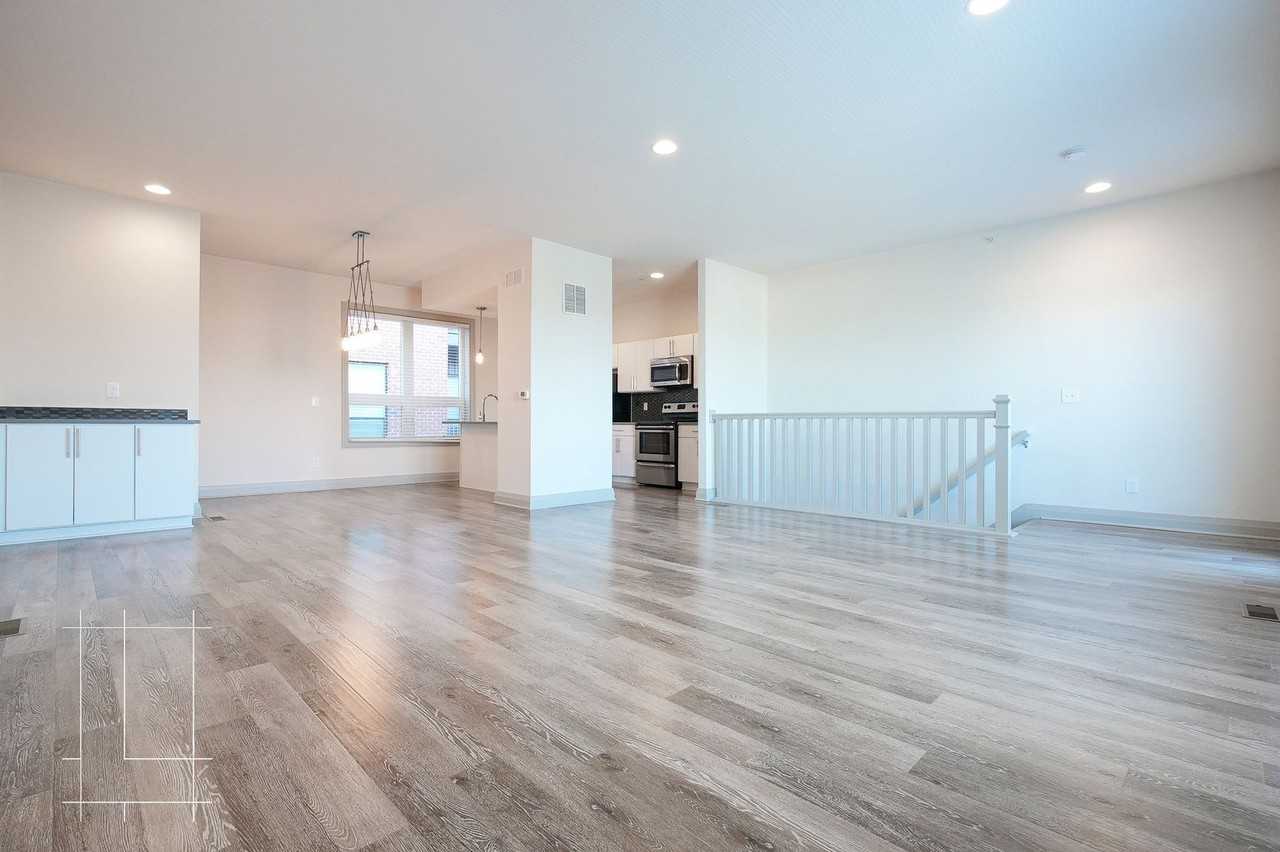 40 West - Photo 5 of 31