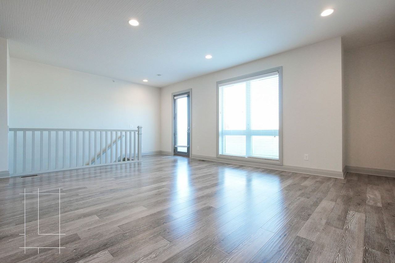 40 West - Photo 7 of 31
