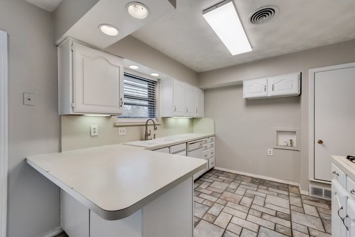 2605 West Walnut Street - Photo 5 of 18