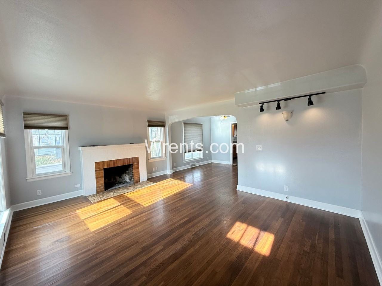 1528 W Augusta Ave - Photo 4 of 32