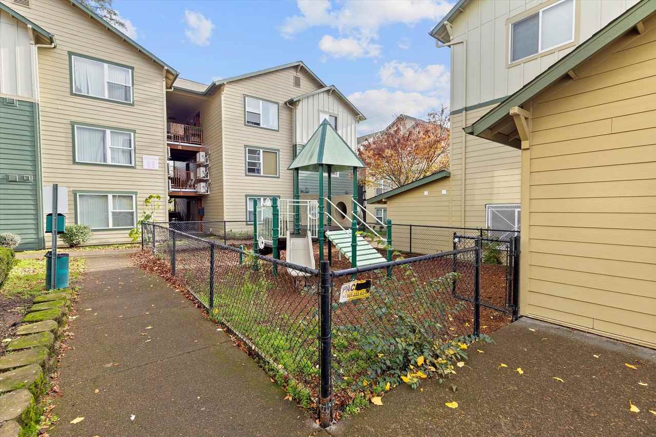 Stark Street Villa - Photo 2 of 15