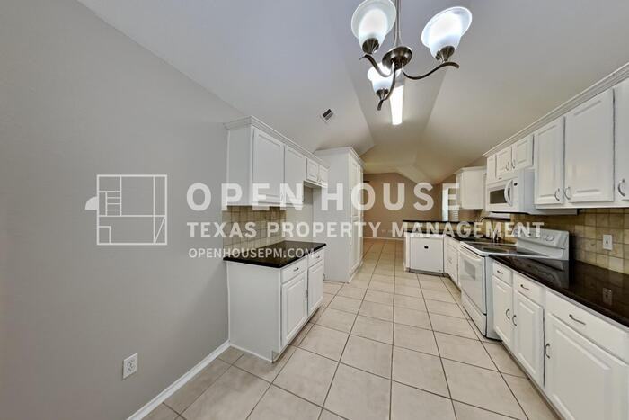 2820 Beverly Drive - Photo 7 of 20