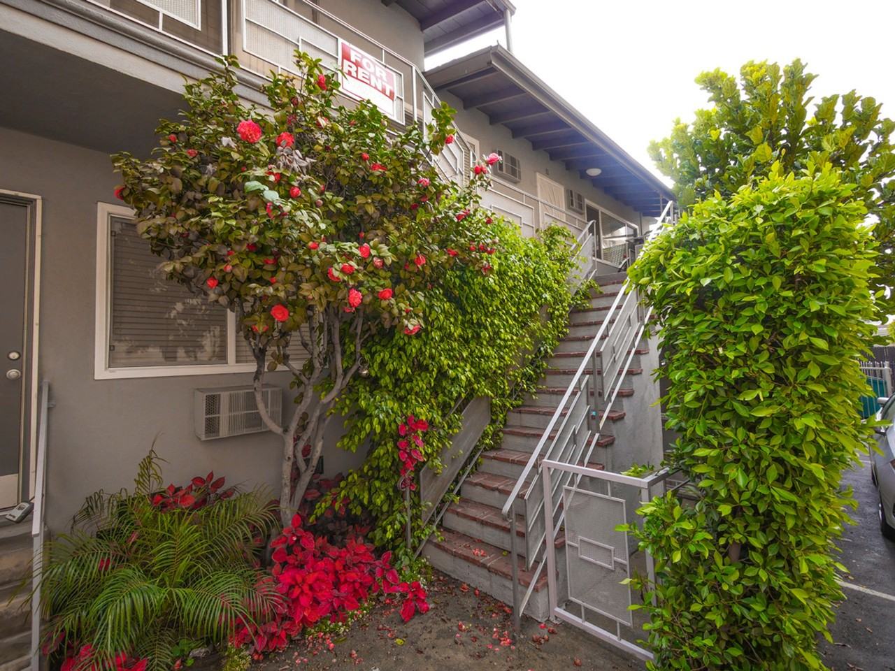 1215 Granville Ave - Photo 3 of 4