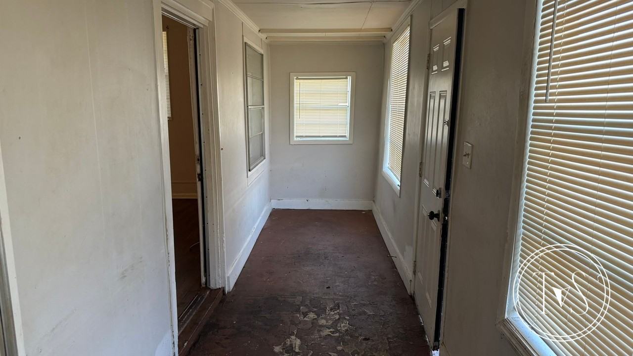 1011 West 53rd Street - Photo 3 of 20