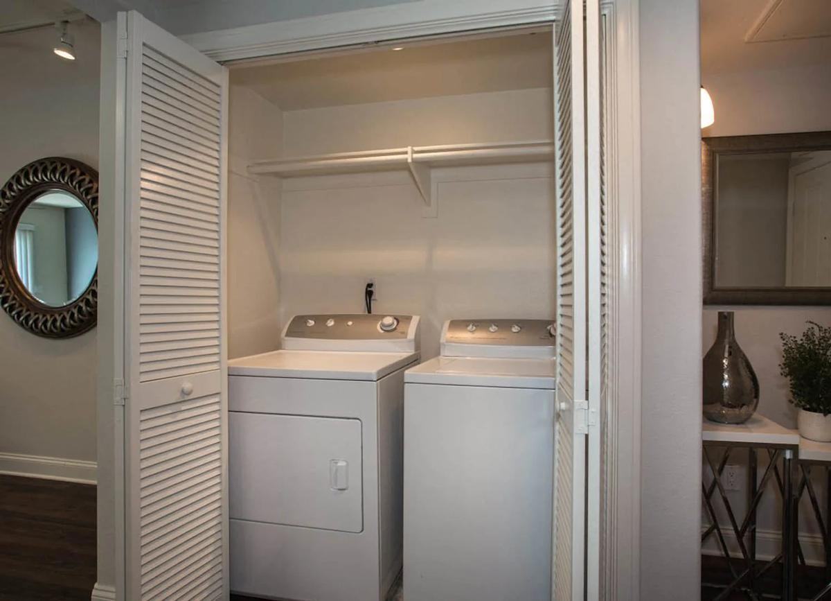 10407 Magnolia Blvd - Photo 5 of 26