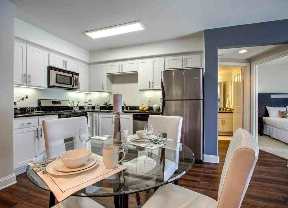 10407 Magnolia Blvd - Photo 7 of 26