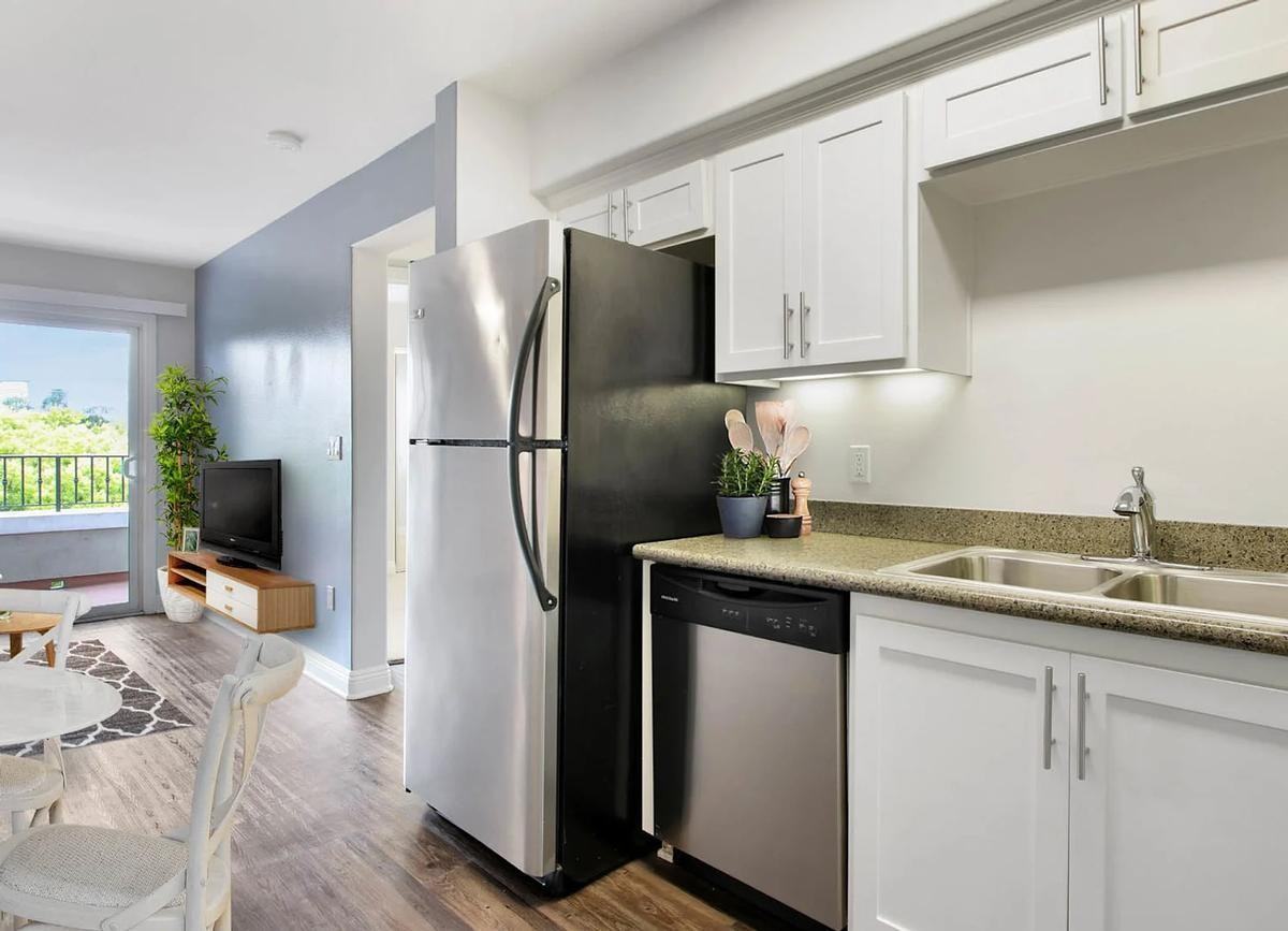 10407 Magnolia Blvd - Photo 4 of 26