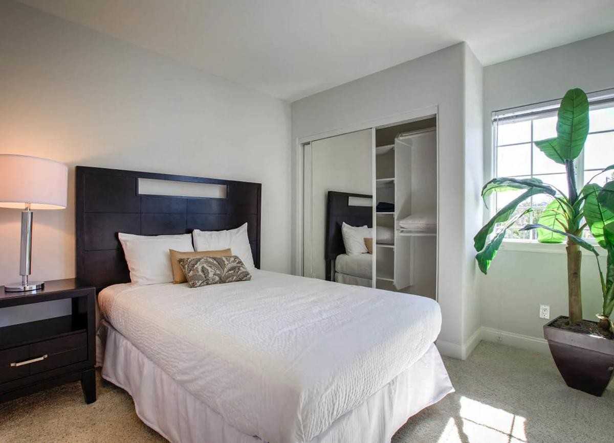 10407 Magnolia Blvd - Photo 2 of 26