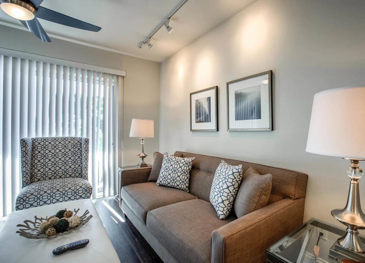 10407 Magnolia Blvd - Photo 3 of 26