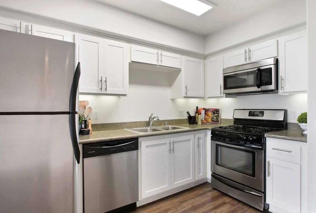 10407 Magnolia Blvd - Photo 7 of 26