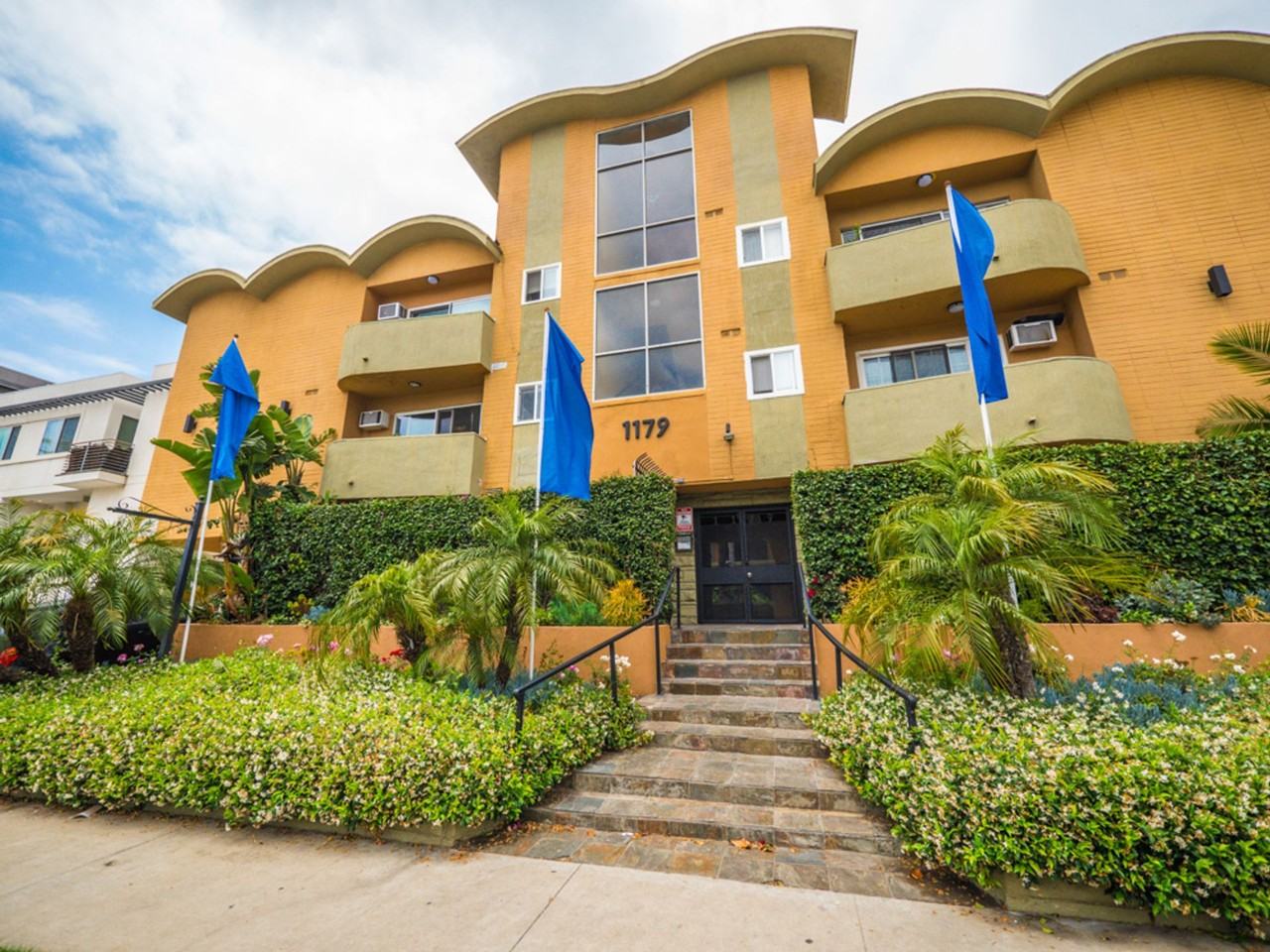 1179 Crenshaw Blvd - Photo 2 of 8