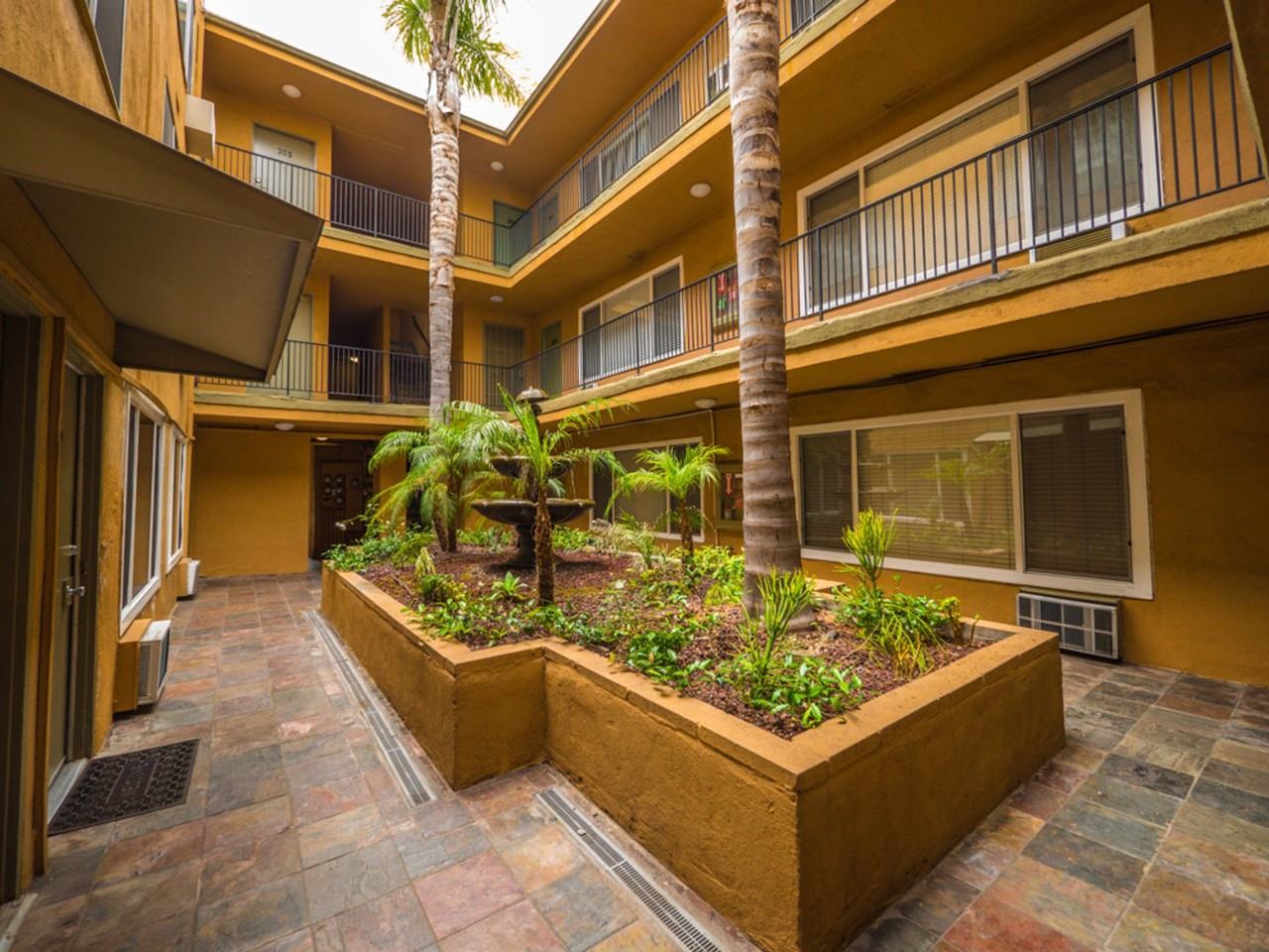 1179 Crenshaw Blvd - Photo 3 of 8