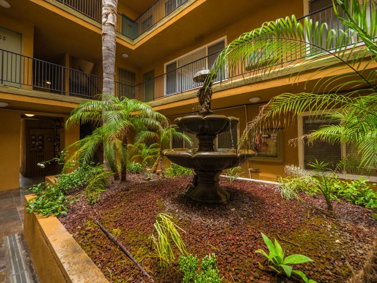 1179 Crenshaw Blvd - Photo 4 of 8