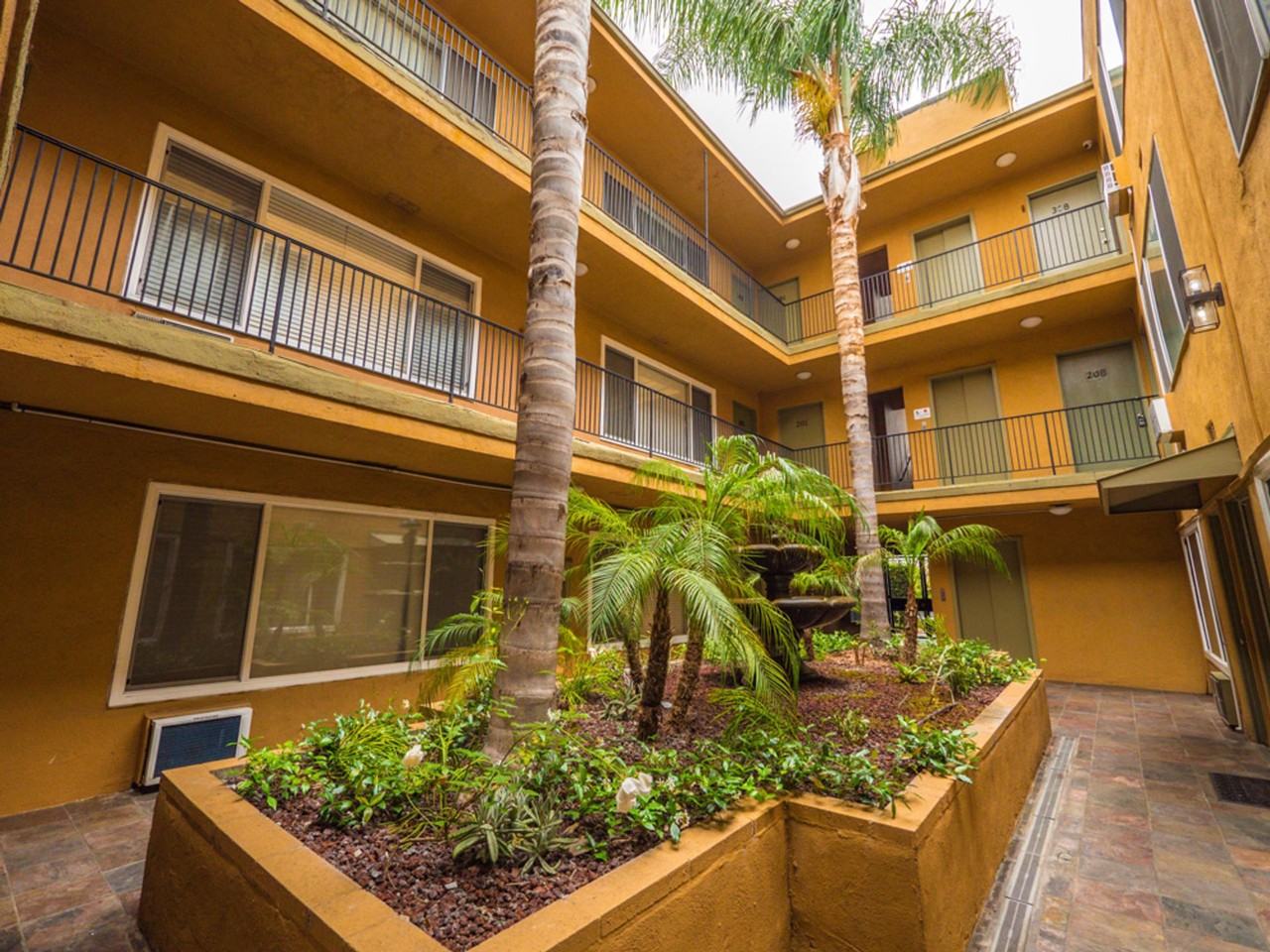 1179 Crenshaw Blvd - Photo 5 of 8