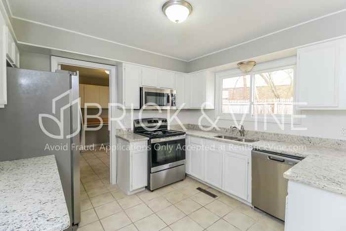 403 George L Cross Ct - Photo 4 of 18