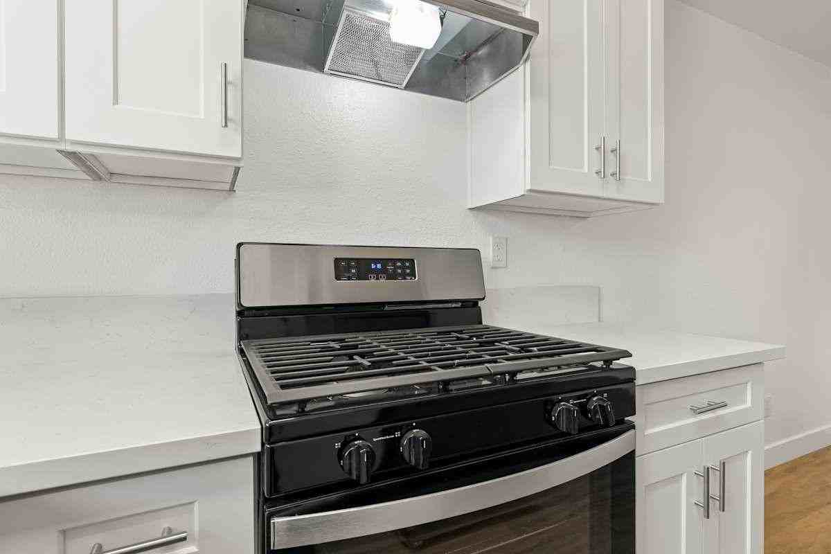 437 E Park Ave - Photo 5 of 21