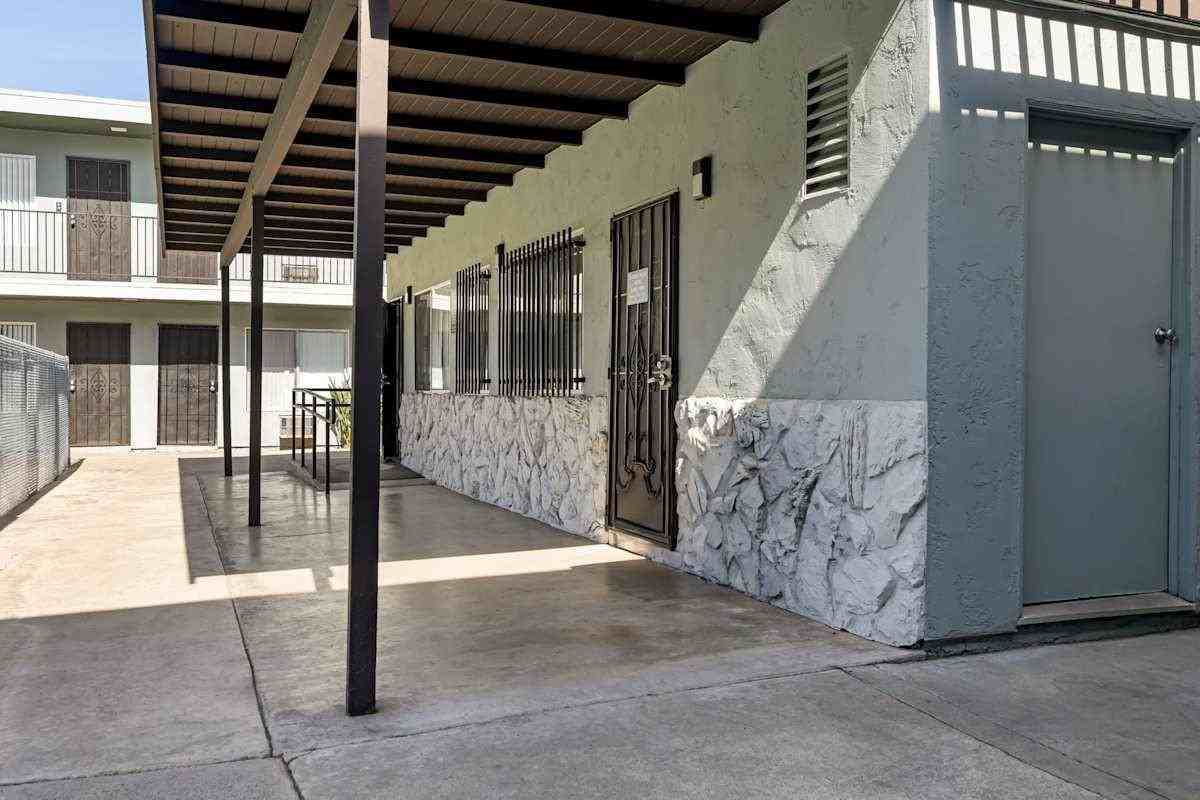 437 E Park Ave - Photo 4 of 21