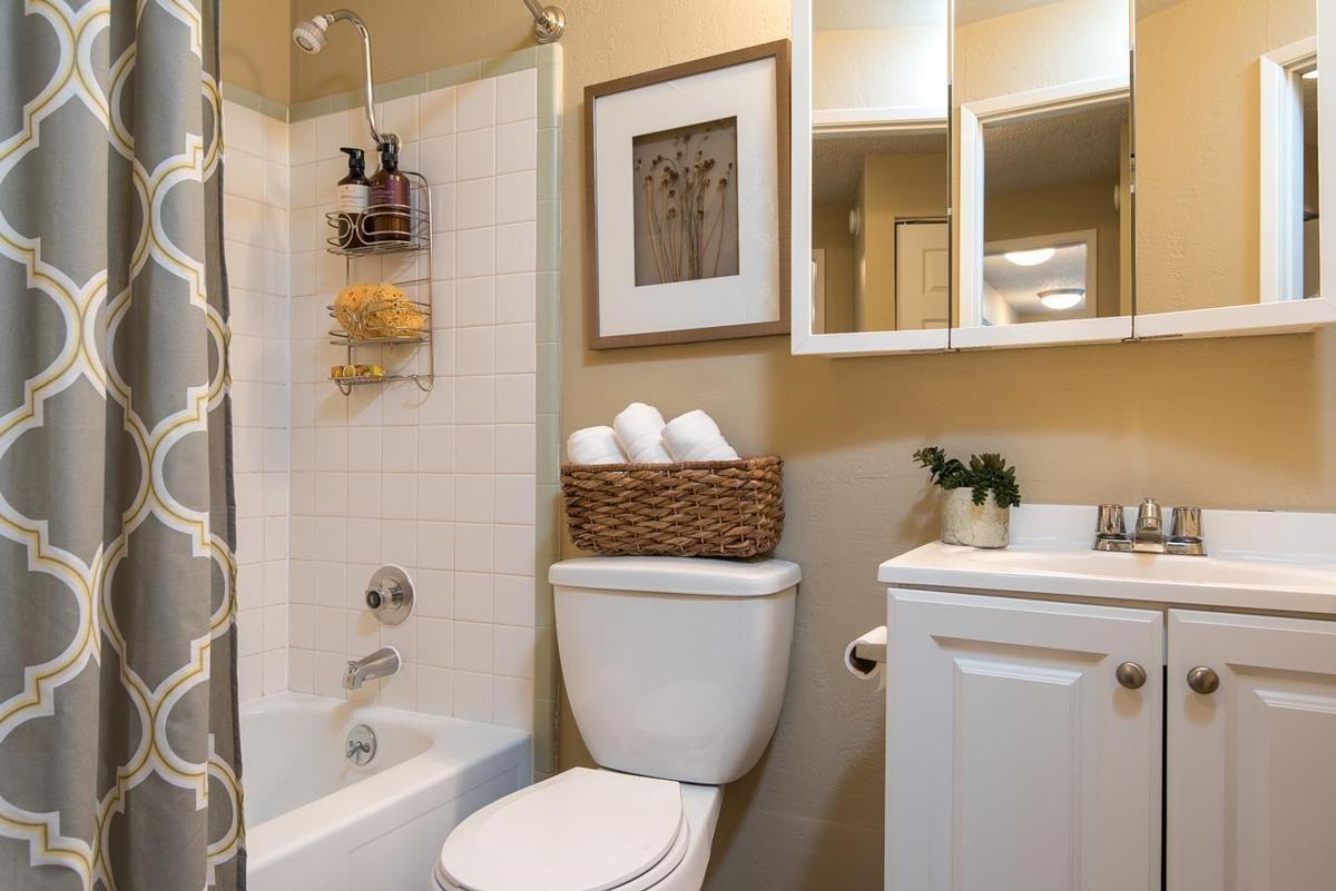 2555 Willakenzie Road - Photo 2 of 11