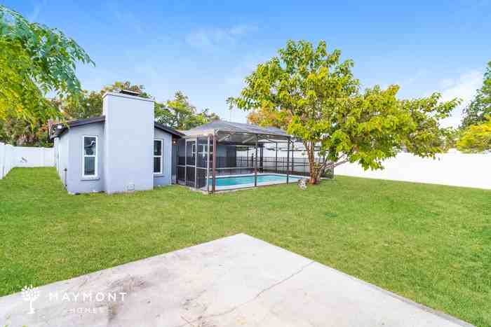 15634 Sea Pines Dr - Photo 2 of 12