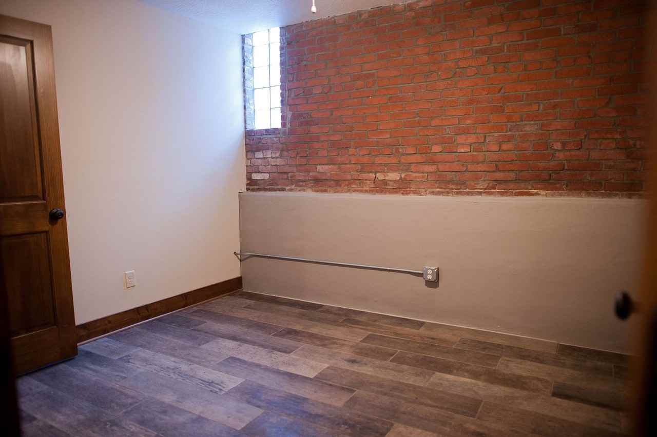 518 W College St - Photo 3 of 11