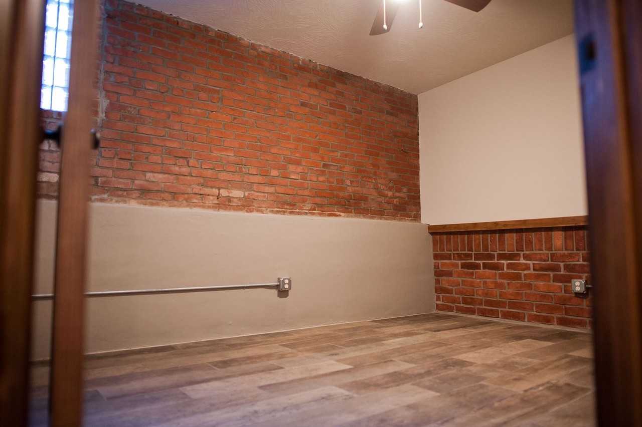 518 W College St - Photo 4 of 11