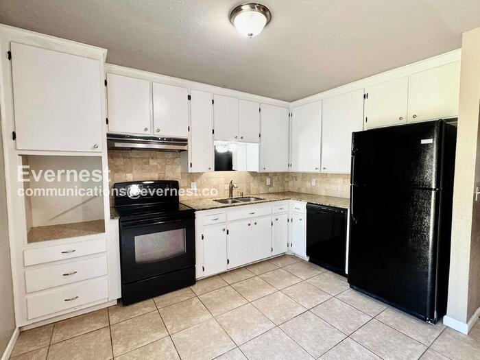 1113 N Hickory Ave - Photo 2 of 22