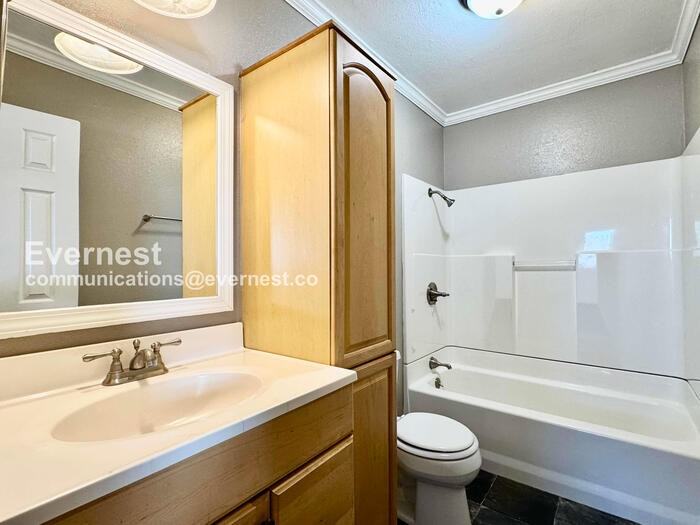 1113 N Hickory Ave - Photo 7 of 22