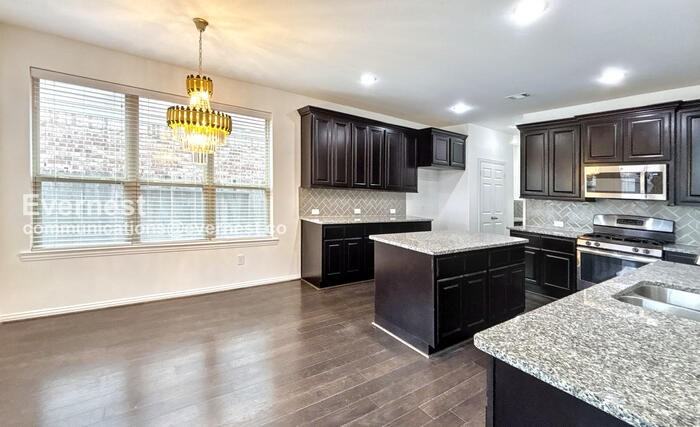 4811 Sunset Park Ln - Photo 3 of 37