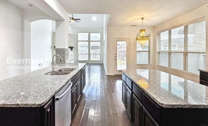 4811 Sunset Park Ln - Photo 4 of 37