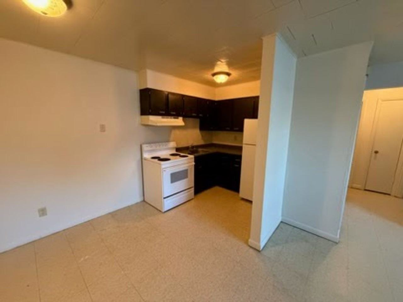 202 W Commercial St - Photo 3 of 17