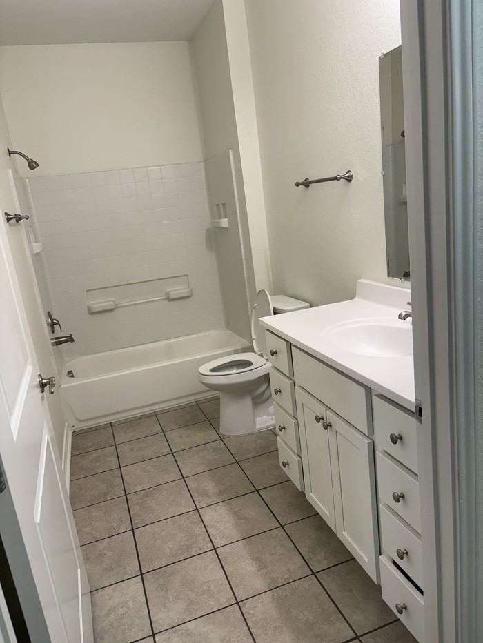 914 Country Club Drive - Photo 5 of 11