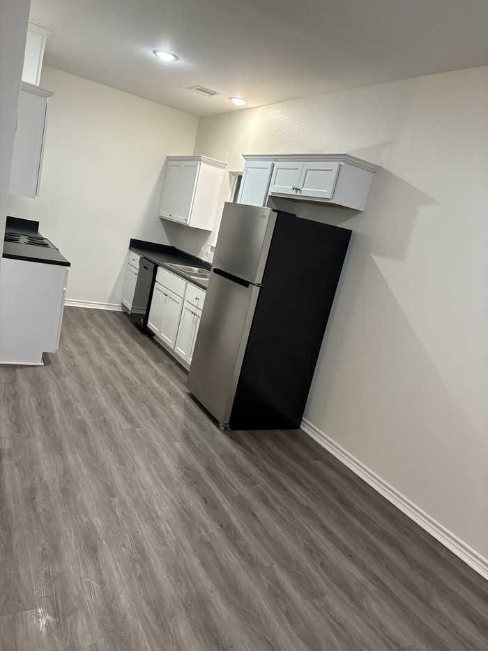 914 Country Club Drive - Photo 7 of 11