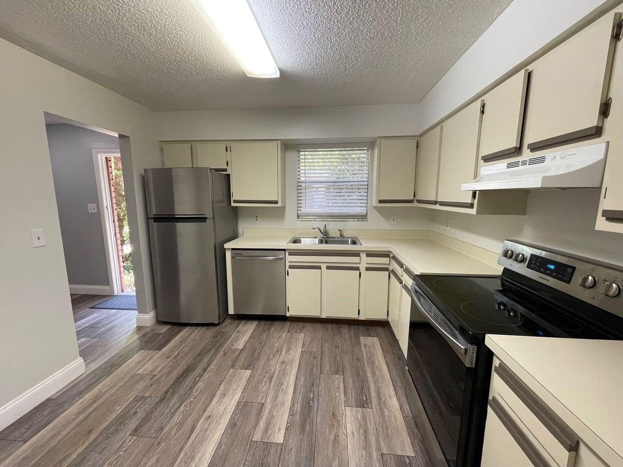 200 Saint Andrews Blvd - Photo 4 of 20