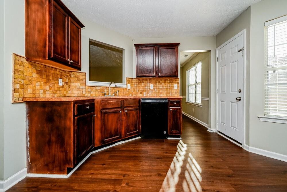 5055 Towne Park Dr - Photo 6 of 17